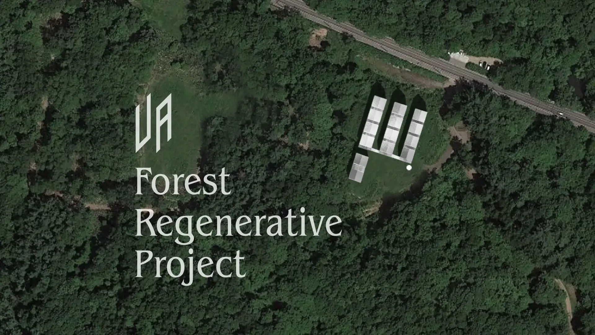 森林に囲まれた施設を上空から捉えたForest Regenerative Projectの写真